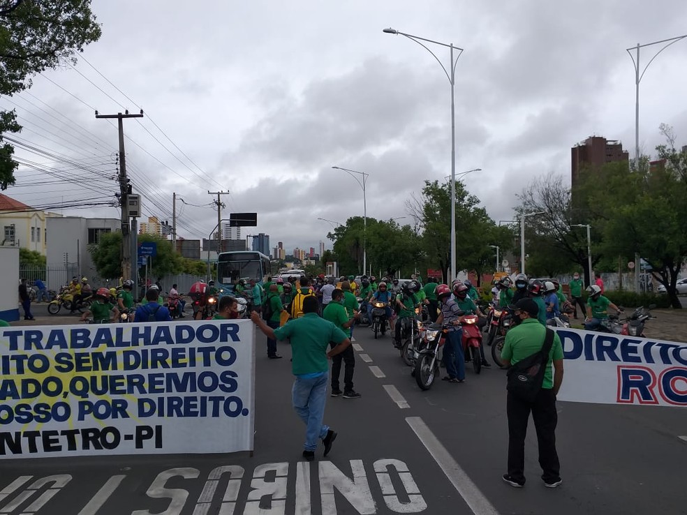 Motoristas e cobradores interditam Frei Serafim após cancelamento de audiência