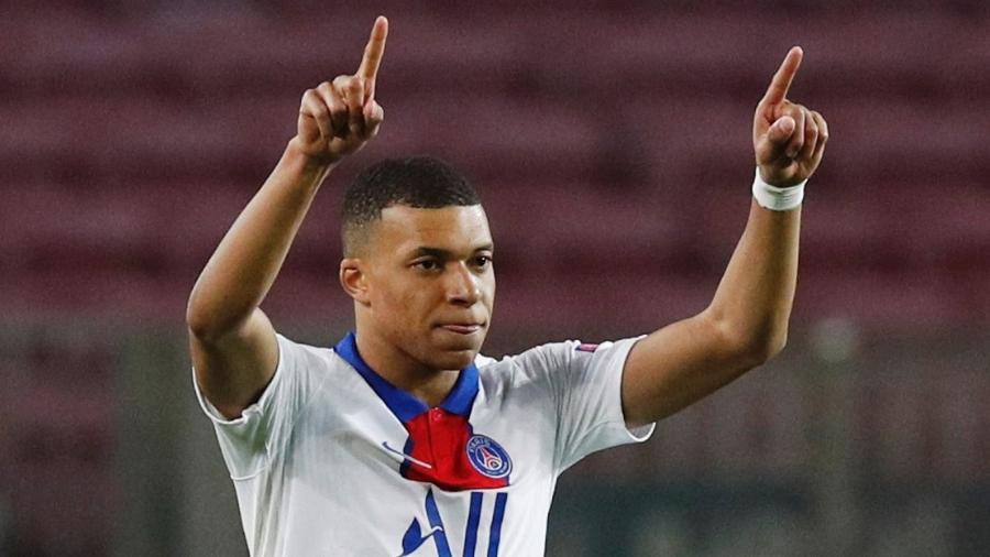 Mbappé comemora um de seus gols marcados pelo PSG contra o Barcelona, pelas oitavas de final da Liga dos Campeões - Imagem: Albert Gea/Reuters