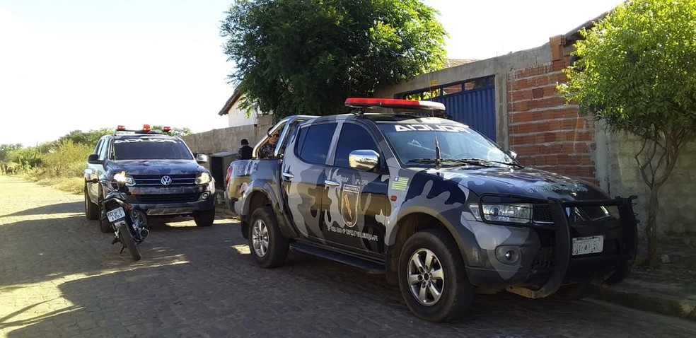 Suspeito do crime foi preso pela PM e levado para a Delegacia de Valença do Piauí — Foto: Divulgação/ Polícia Militar