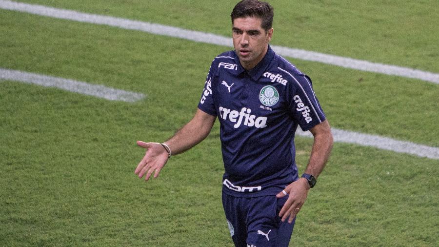 Abel Ferreira durante a partida entre Coritiba e Palmeiras - Imagem: Robson Mafra/AGIF