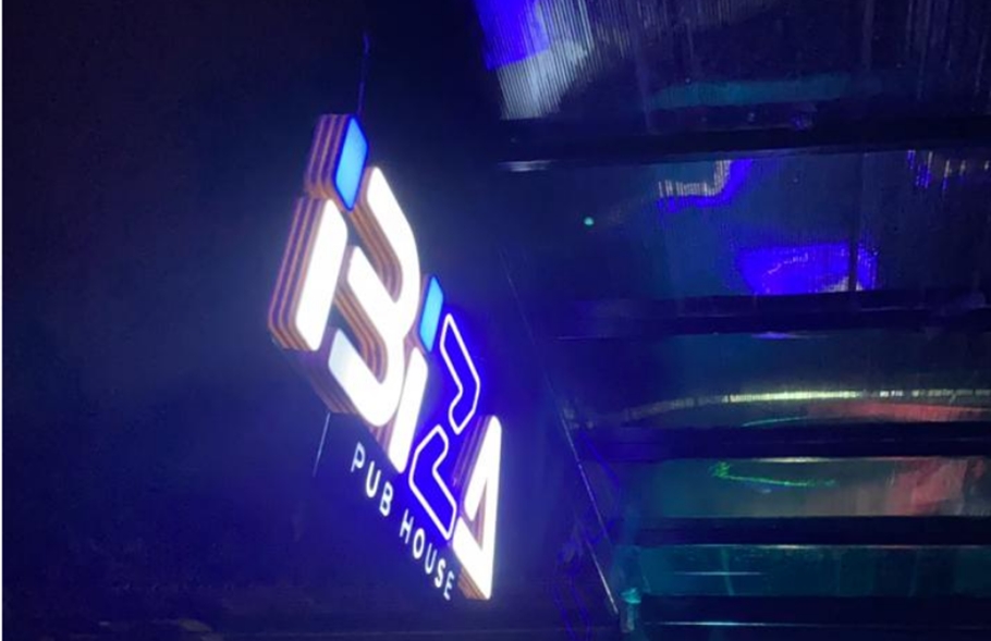 Tiroteio em 'fluxo' no Ibiza Pub House deixa uma pessoa morta