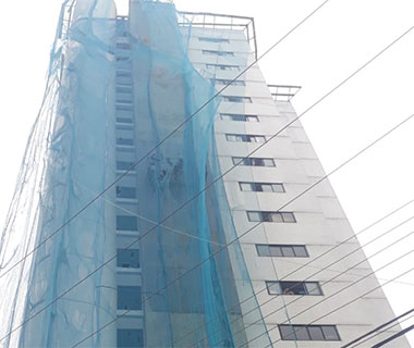 Trabalhadores ficam presos a 30 metros de altura em obra de prédio