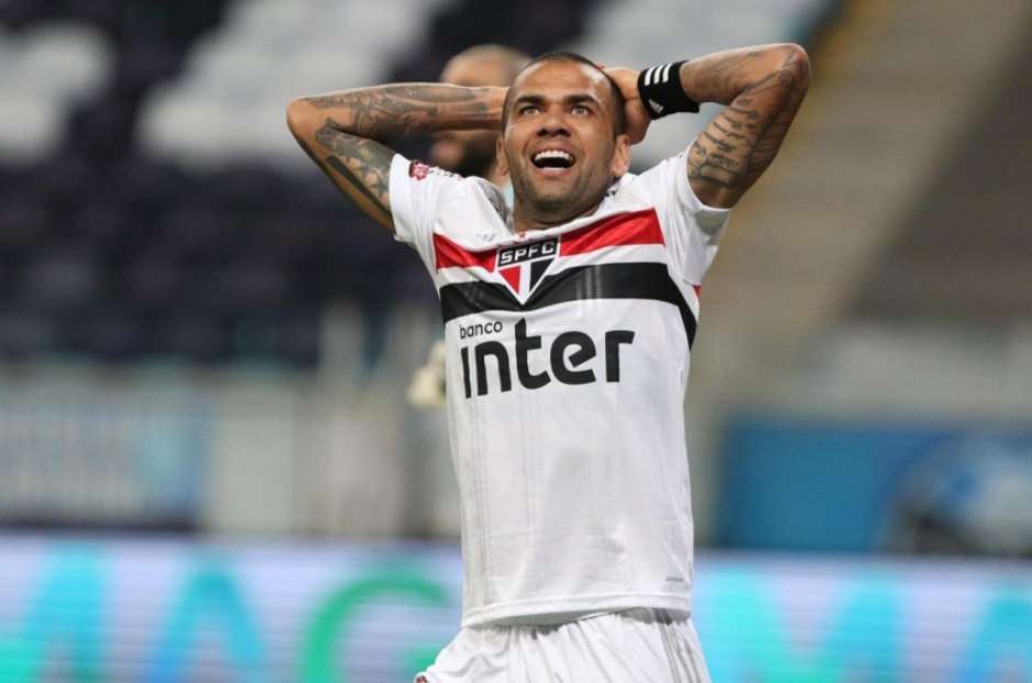 Daniel Alves vai ficar sem títulos desde 2005 (Foto: Rubens Chiri / saopaulofc.net)