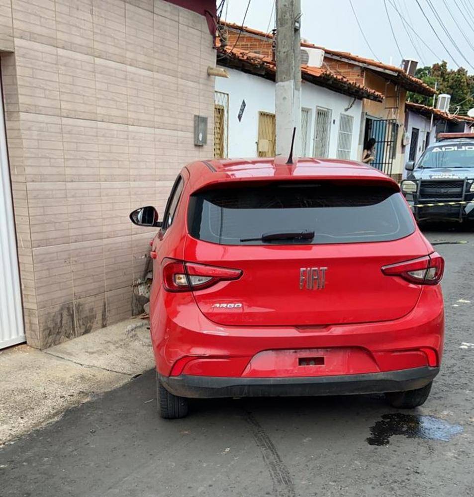 Suspeitos tentaram fugir após carro colidir com residência — Foto: Divulgação /PM-PI