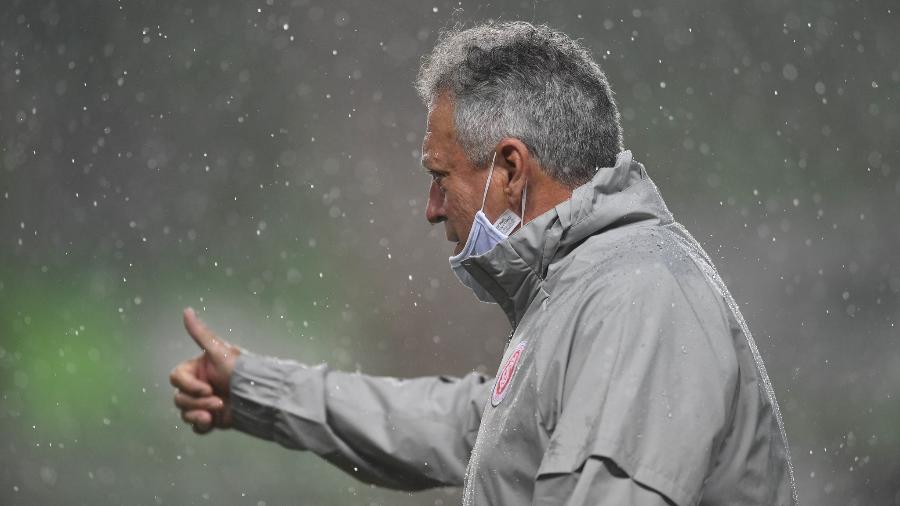 Abel Braga comanda o Internacional durante partida contra o América-MG pela Copa do Brasil - Imagem: Ricardo Duarte/SC Internacional