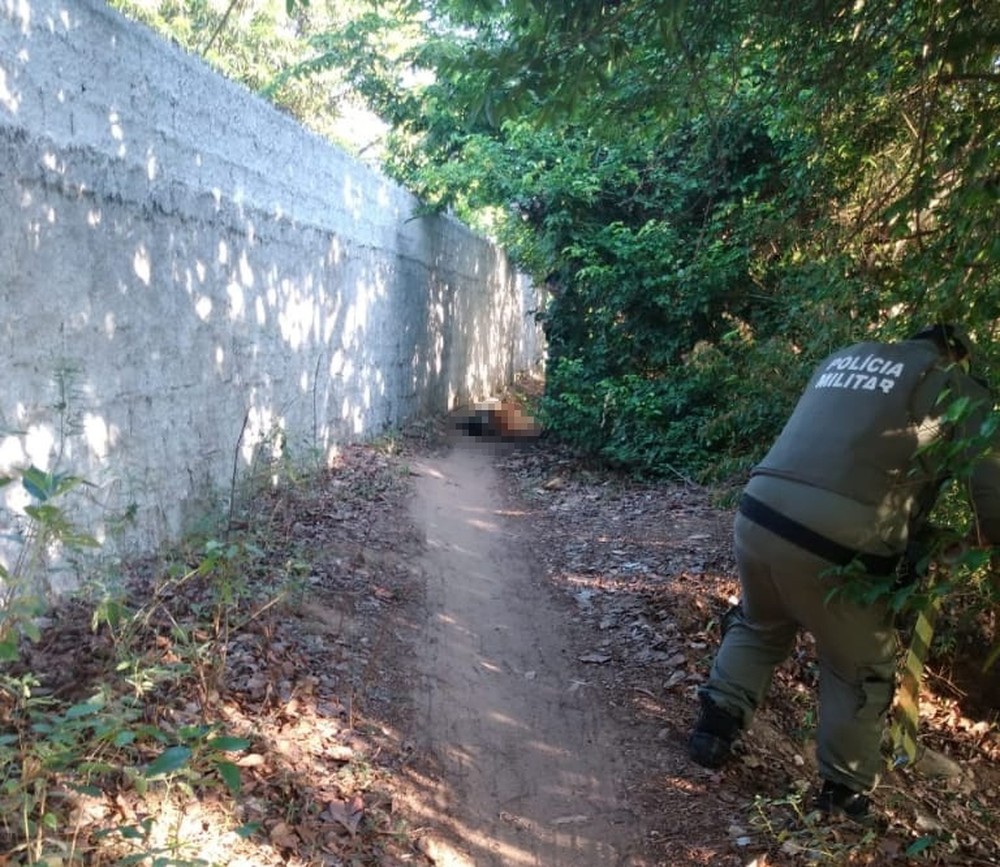 Jovem é encontrado morto a tiros em trilha próximo a lagoa em de Teresina