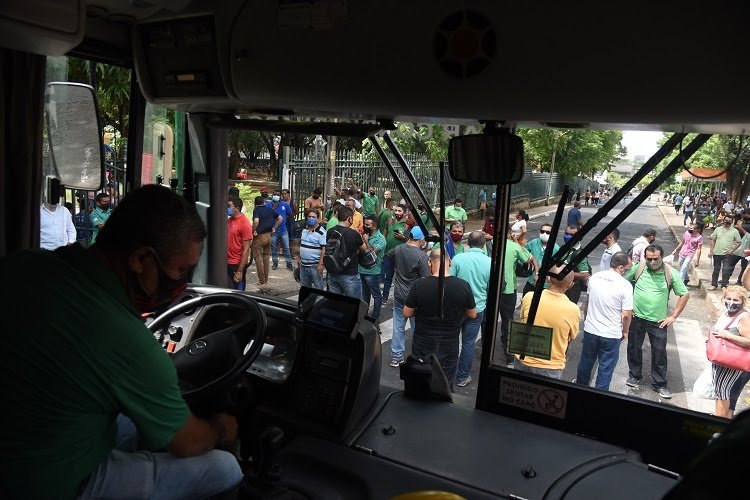 Greve dos ônibus: trabalhores entram na terceira semana de paralisação em Teresina. Foto: Assis Fernandes/ O Dia