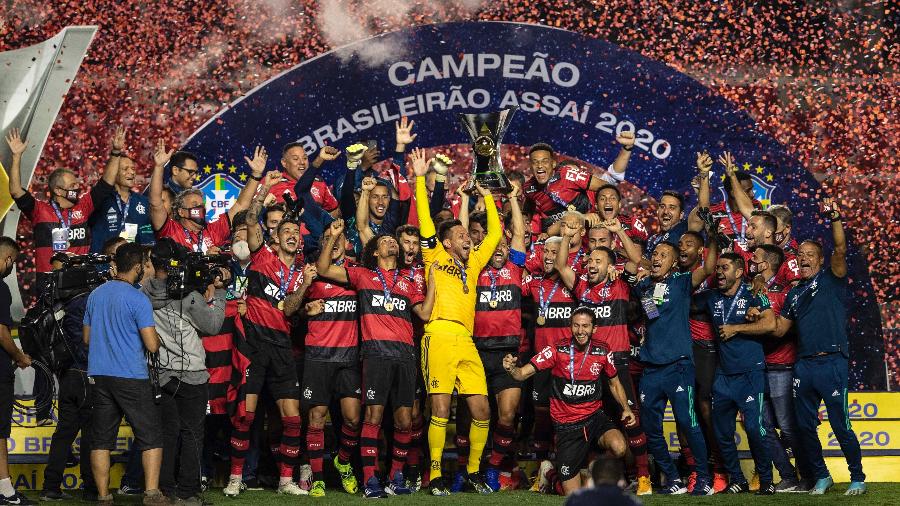 No Morumbi, jogadores de Flamengo levantam a taça de campeão brasileiro de 2020 após jogo contra o São Paulo - Imagem: Pedro Martins/UOL