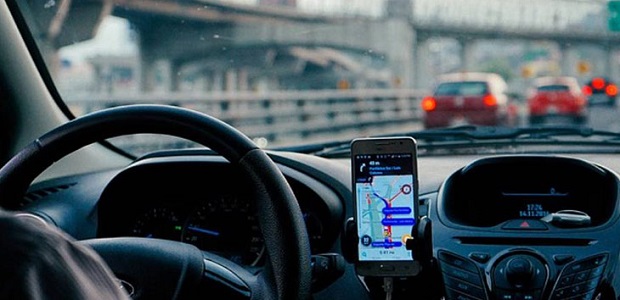 Aplicativo de transporte deve indenizar passageira por cobrança indevida