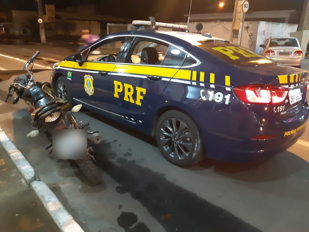 Moto com 130 infrações é apreendida; débitos ultrapassam 5 vezes valor do veículo