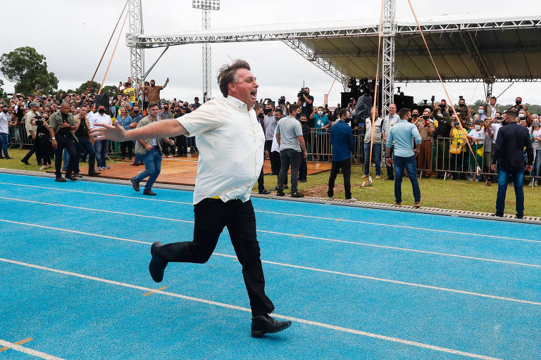 Pressionado, Bolsonaro tenta se equilibrar entre vacina e fala radical para base