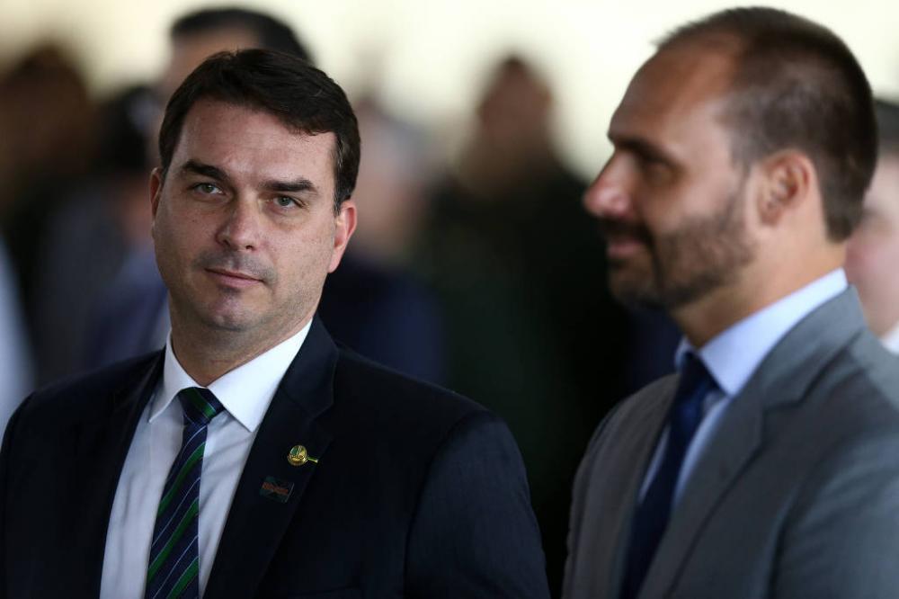 Filhos de Bolsonaro passam a negociar no Congresso em nome do governo