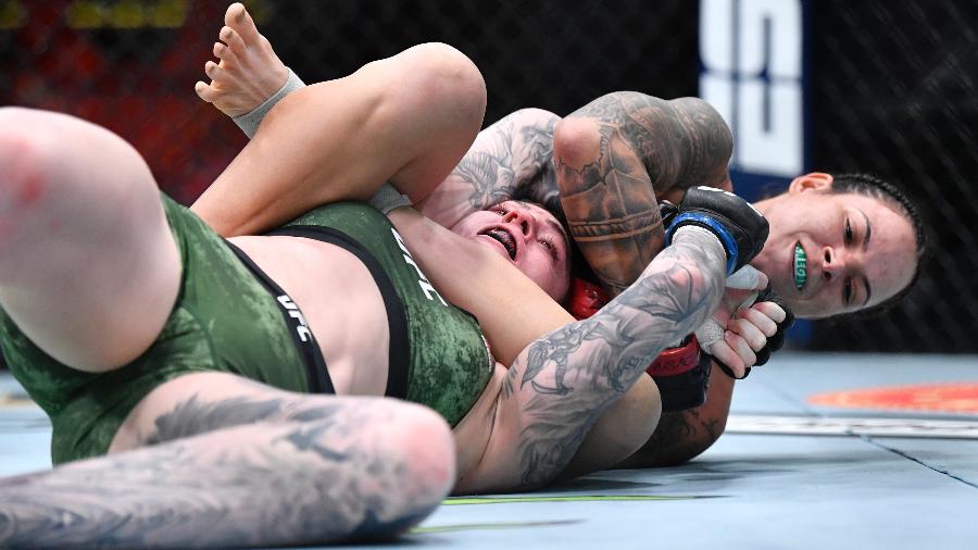 Amanda Nunes aplica golpe em Megan Anderson durante UFC 259 - Imagem: Chris Unger/Zuffa LLC