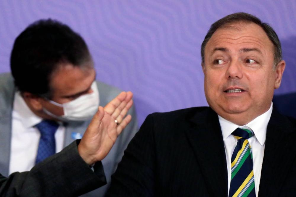 Pazuello agora pede ajuda, e Congresso é pressionado a assumir combate à covid