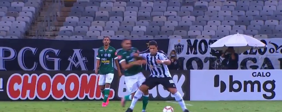 Hulk arremessa jogador do Uberlândia em estreia pelo Atlético-MG — Foto: Reprodução/ Premiere