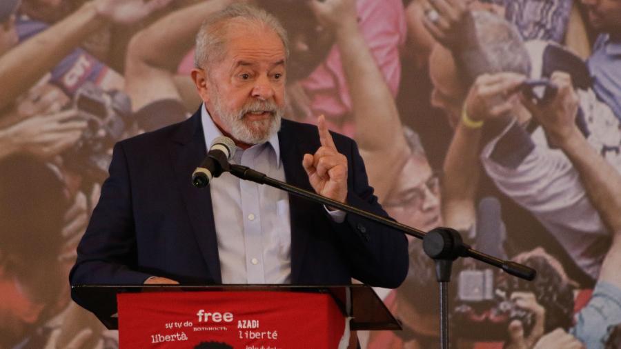 Lula ataca Moro e Bolsonaro, agradece Fachin e fala como candidato a 2022