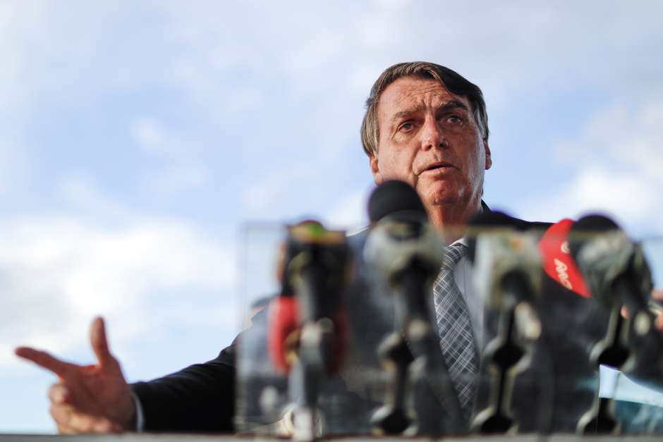Com sombra de Lula, rejeição de Bolsonaro sobe para 45%