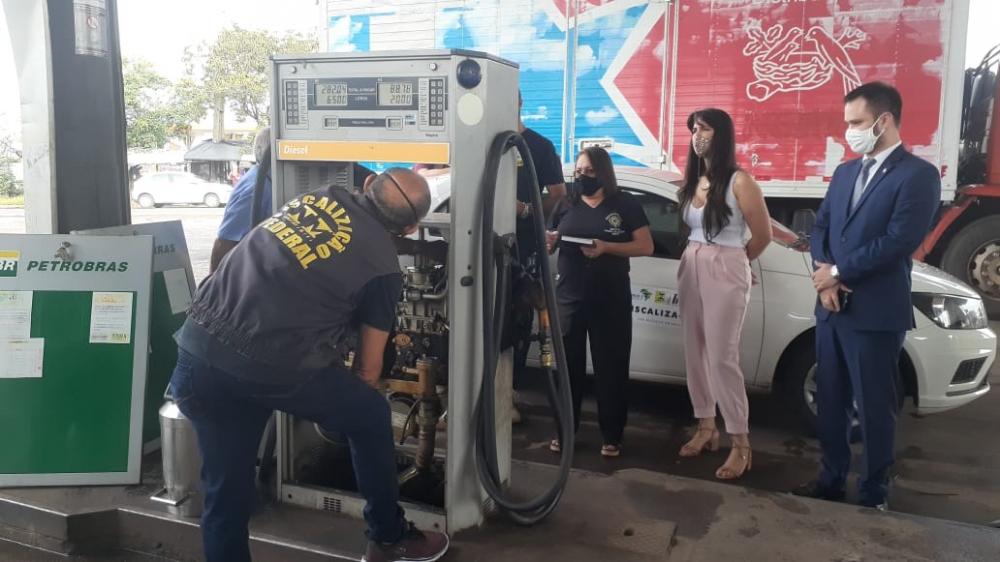 Imepi fiscaliza postos de combustível em Teresina e checa a medição das bombas