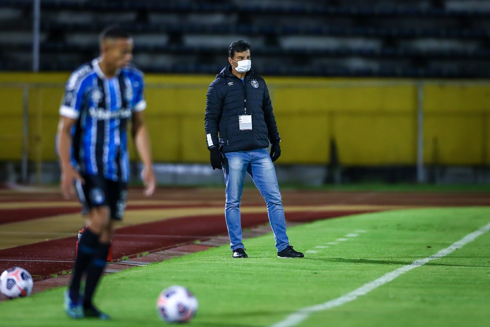 Alexandre Mendes comandou o Grêmio na vitória por 2 a 1 contra o Ayacucho pela Libertadores — Foto: Lucas Uebel/DVG/Grêmio