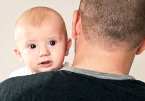 Mesmo preso, pai não fica isento de pagar pensão para filho menor, diz STJ