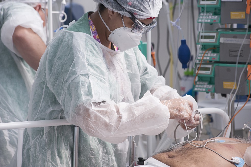 Leito de Unidade de Terapia Intensiva (UTI) contra Covid-19 do Hospital de Campanha Ame Barradas, montado em Heliópolis, em São Paulo — Foto: MISTER SHADOW/ASI/ESTADÃO CONTEÚDO