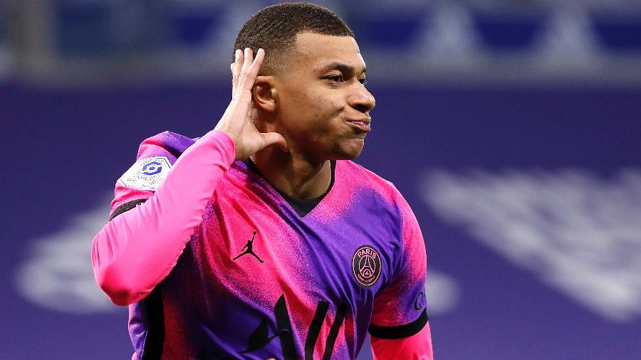 Mbappé marcou dois gols pelo PSG contra o Lyon - Imagem: ERIC GAILLARD/REUTERS