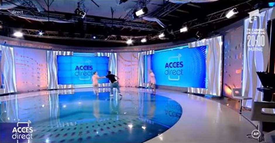 Mulher nua invade estúdio de TV e tenta ferir apresentadora