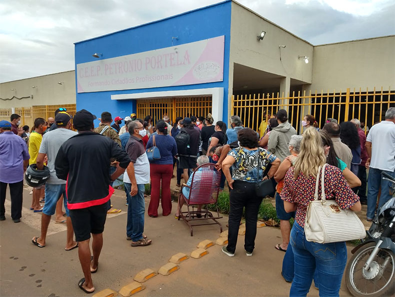 Aglomeração em posto de vacinação na cidade de Picos