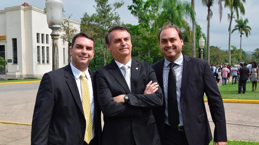Ex-assessores de Bolsonaro sacaram 90% de salário pago por filhos 01 e 02