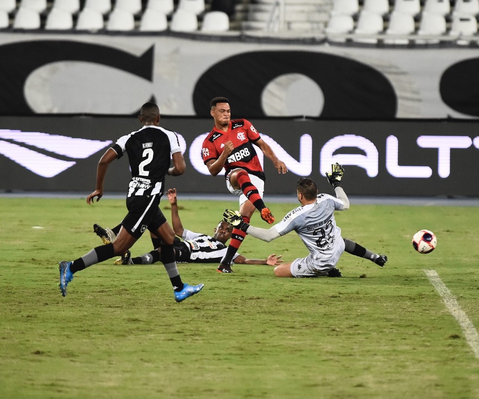 Rodrigo Muniz bate na saída do goleiro para fazer o primeiro gol em Botafogo 0 x 2 Flamengo — Foto: André Durão