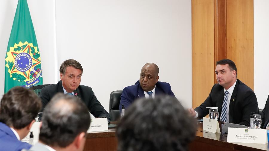 Bolsonaro prepara corte em área social para dar cargos a padrinho de Flávio