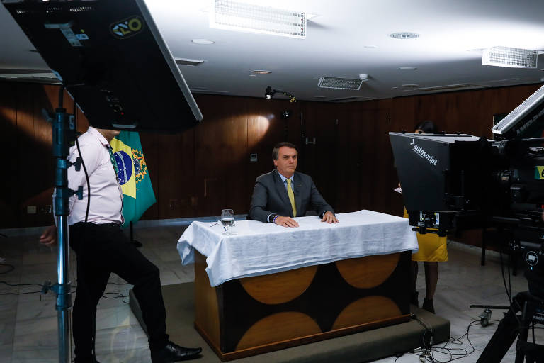 Bolsonaro tenta ganhar tempo para não ceder à pressão do centrão