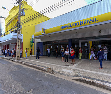 Comércio, supermercados e bancos abrem nesta segunda (29)