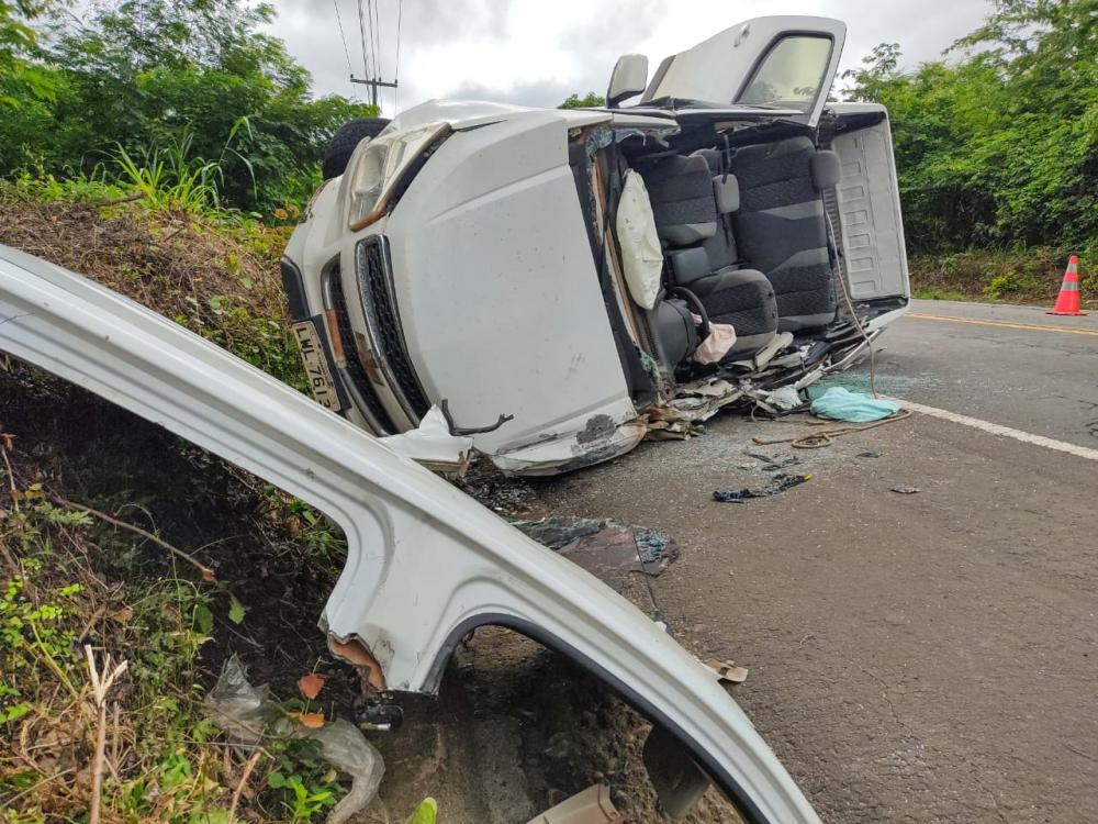 Motorista fica preso às ferragens em colisão entre S10 e carreta na BR 343