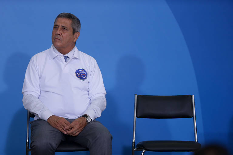 Braga Netto se desgasta com colegas militares por ceder a Bolsonaro