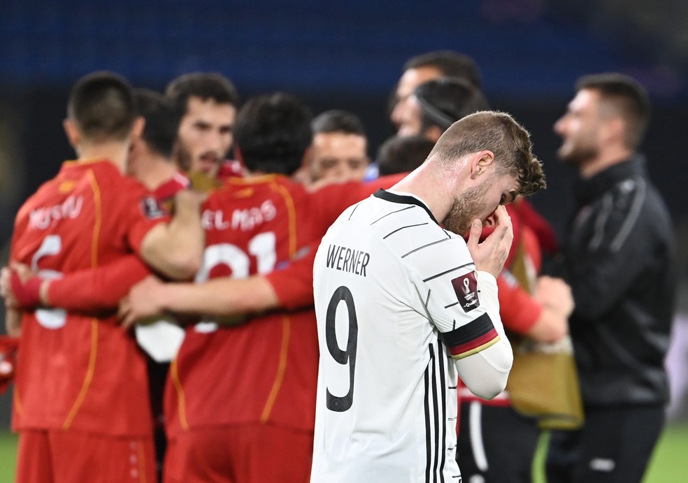Timo Werner lamenta derrota da Alemanha para a Macedônia nas eliminatórias — Foto: Federico Gambarini/picture alliance via Getty Images)