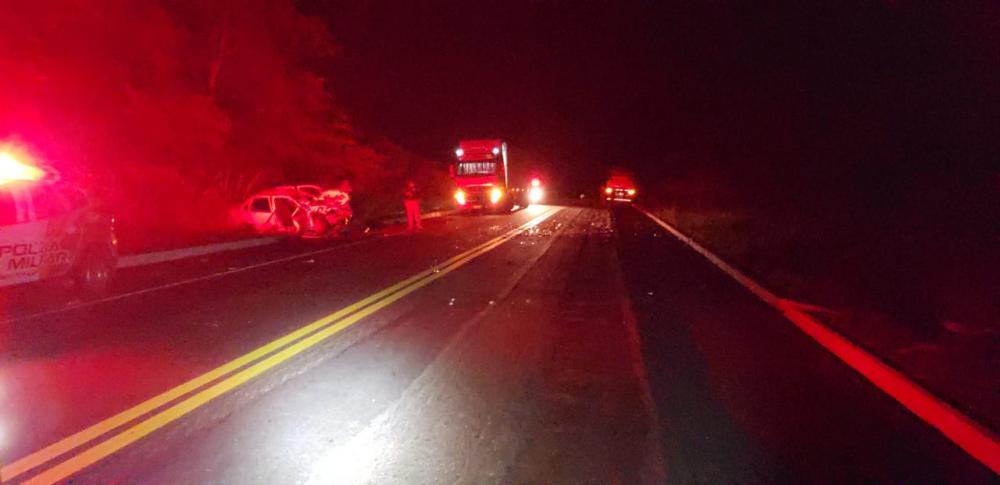 Motorista tenta ultrapassagem proibida e morre em acidente grave