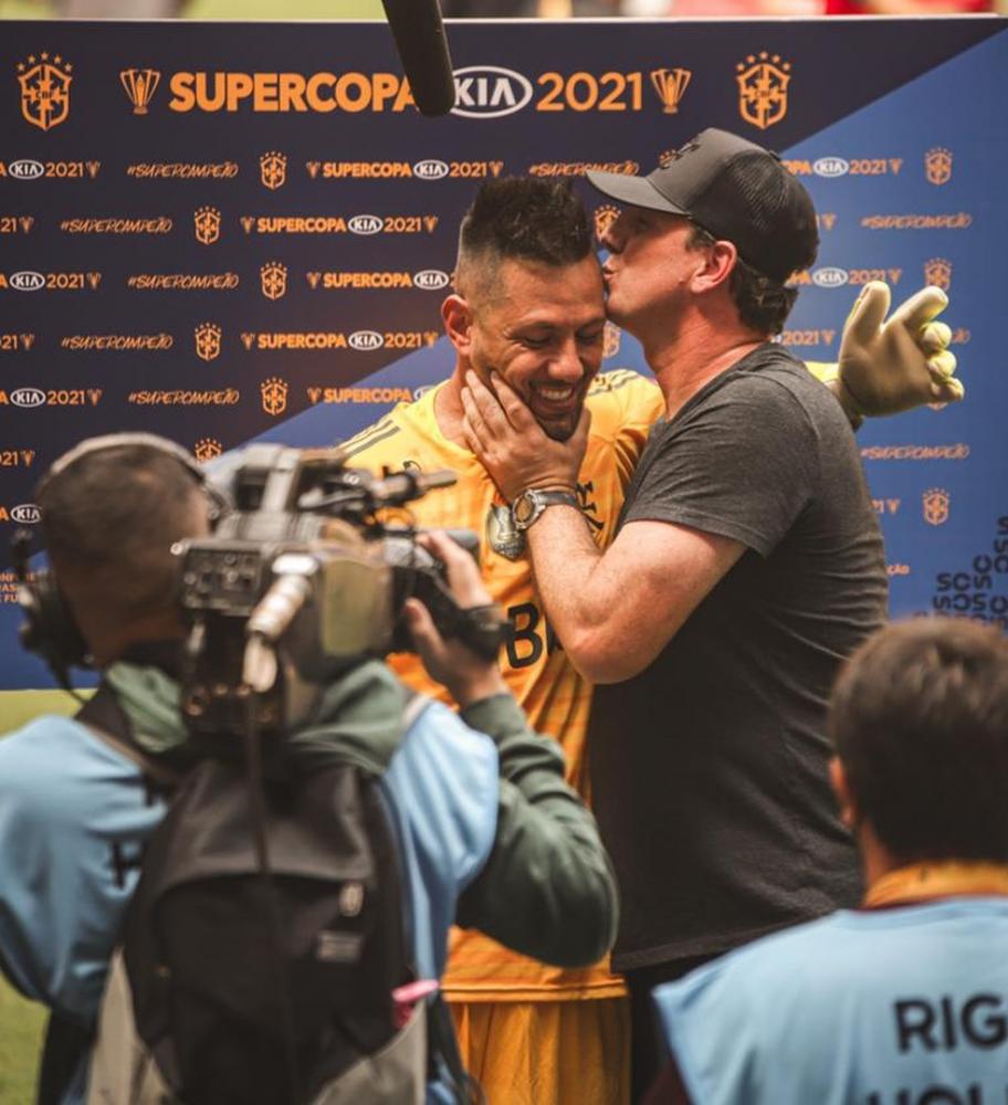 Rogério Ceni beija Diego Alves após decisão da Supercopa — Foto: Ricardo Ribeiro