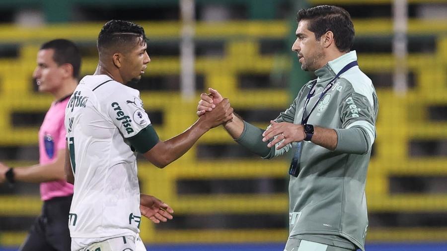 Técnico Abel Ferreira e o jogador Rony, em jogo do Palmeiras contra o Defensa Y Justicia, na partida de ida da Recopa - Imagem: Cesar Greco