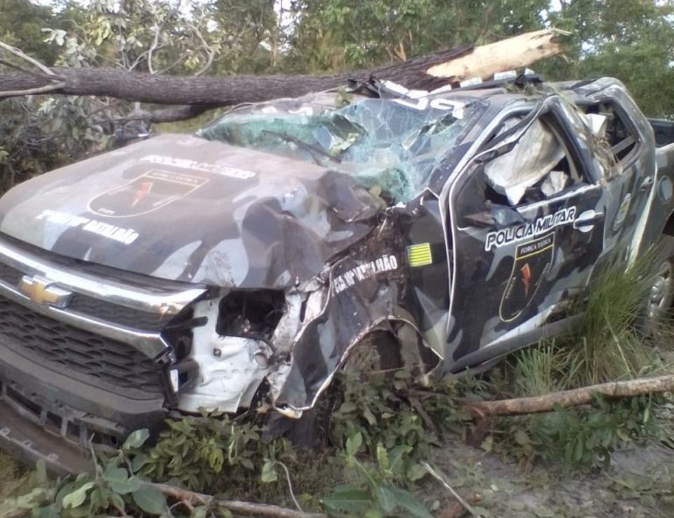 Policiais militares ficaram feridos após grave acidente na BR-135 — Foto: Reprodução/Portal Cidade Luz