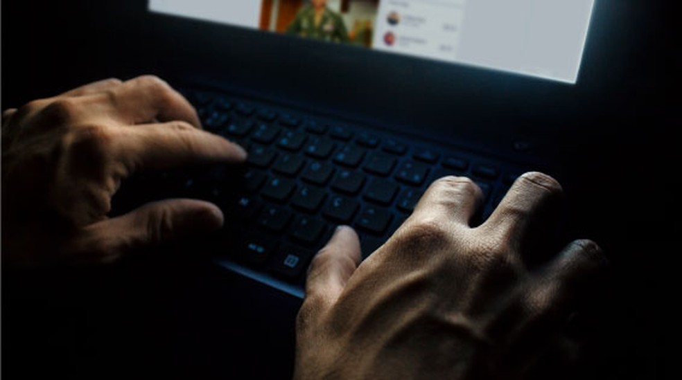 Homem é suspeito de receber recursos públicos para disseminar fake news contra políticos