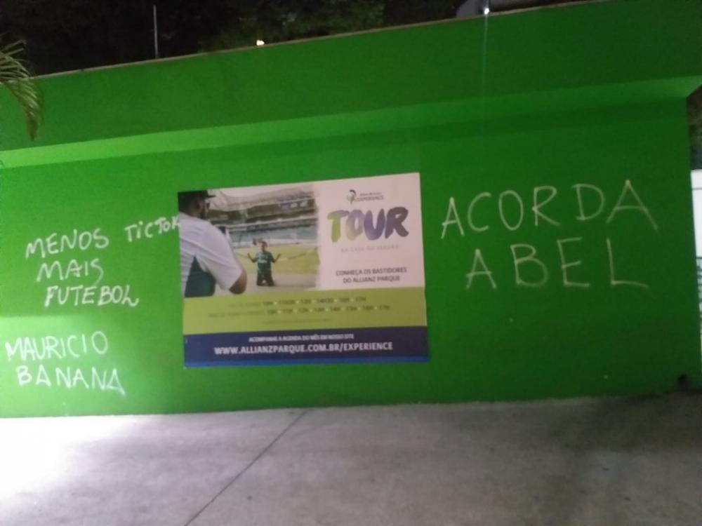Muro do estádio do Palmeiras é pichado após derrota para o São Paulo — Foto: Reprodução