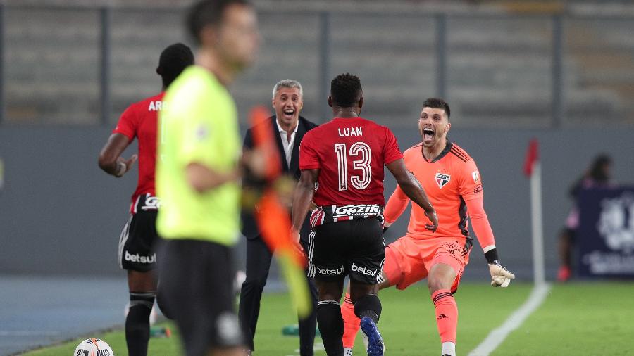 Luan e Tiago Volpi comemoram ao lado de Crespo um dos gols do São Paulo contra o Sporting Cristal - Imagem: Getty Images