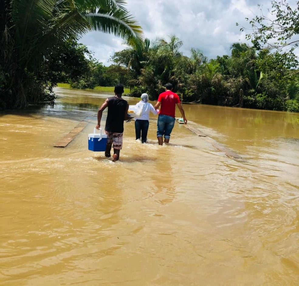 Profissionais de saúde atravessam riacho para vacinar idosos no Piauí — Foto: Arquivo Pessoal/Joana Rocha