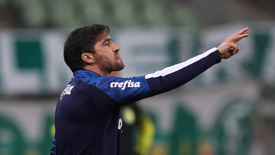 Abel Ferreira, técnico do Palmeiras, comanda equipe diante do Mirassol - Imagem: Cesar Greco/Palmeiras
