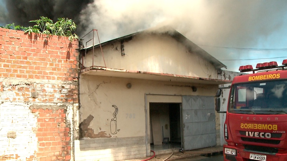 Incêndio atinge depósito no Centro de Teresina — Foto: Reprodução/TV Clube