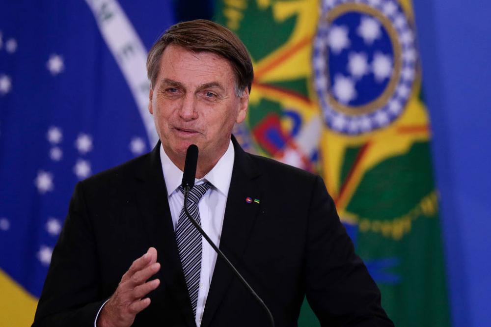 Em novo ataque, Bolsonaro sugere que China faz guerra química com covid
