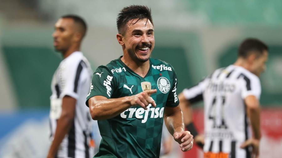 Willian faz o segundo gol do Palmeiras contra o Santos, pelo Paulistão - Imagem: Cesar Greco