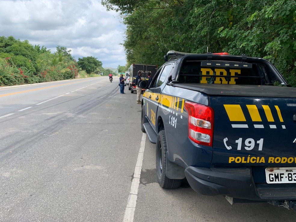 Agentes da PRF estiveram no local — Foto: Jhonnathas Trindade/Inter TV