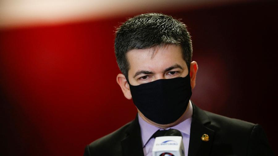 Randolfe diz que CPI investiga comandos paralelos em dois ministérios